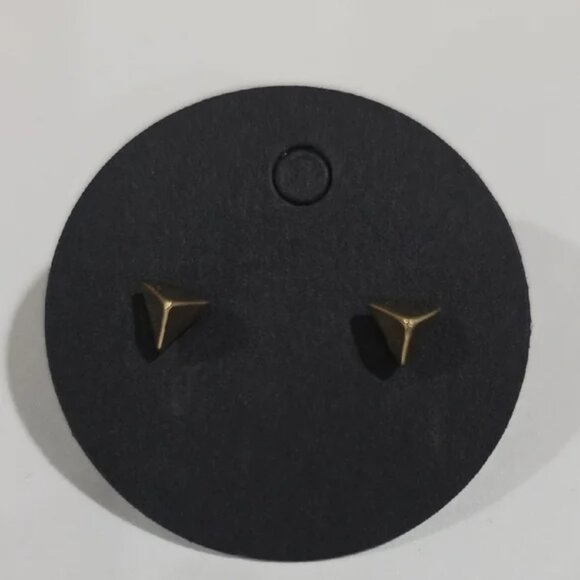 Gold 3D Triangle Stud Earrings – Minimalist Geometric Women’s Fashion Jewelry - Picture 7 of 9